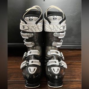Women’s ski boots